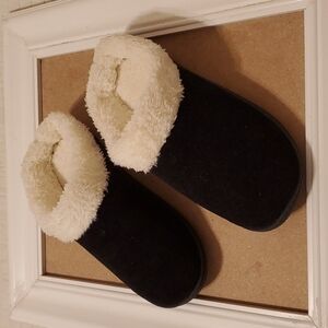 Vonmay black faux fur slippers size Medium
